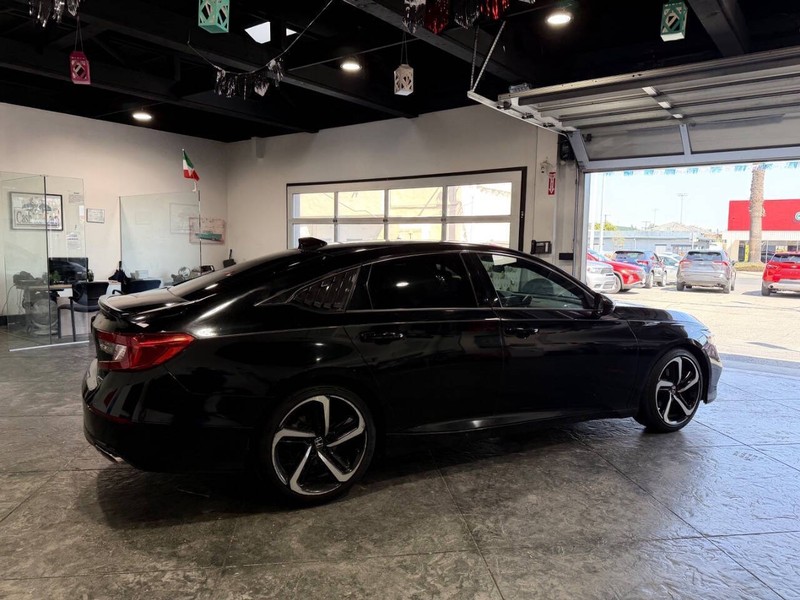 Honda Accord Sedan Vehicle Full-screen Gallery Image 29