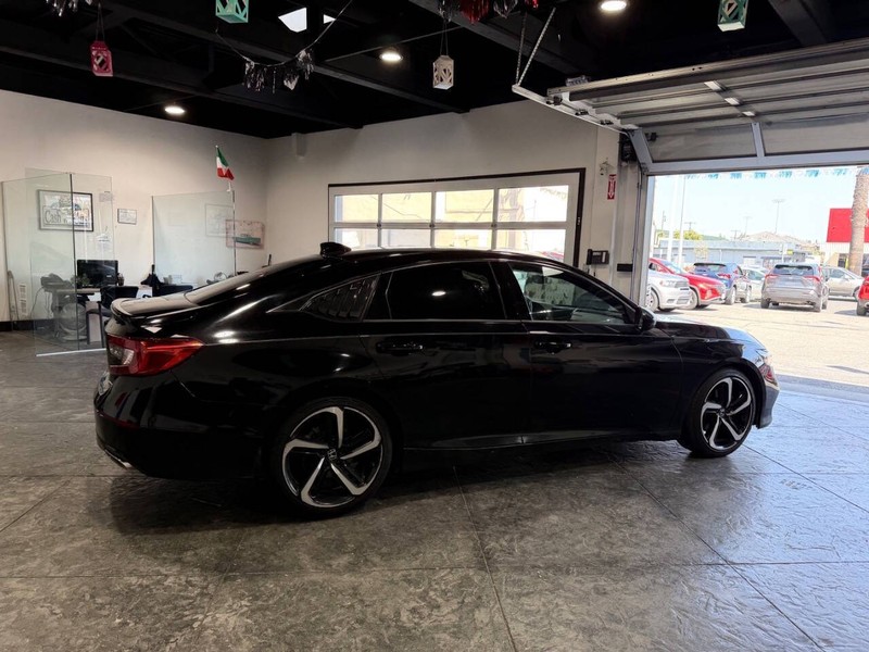 Honda Accord Sedan Vehicle Full-screen Gallery Image 30