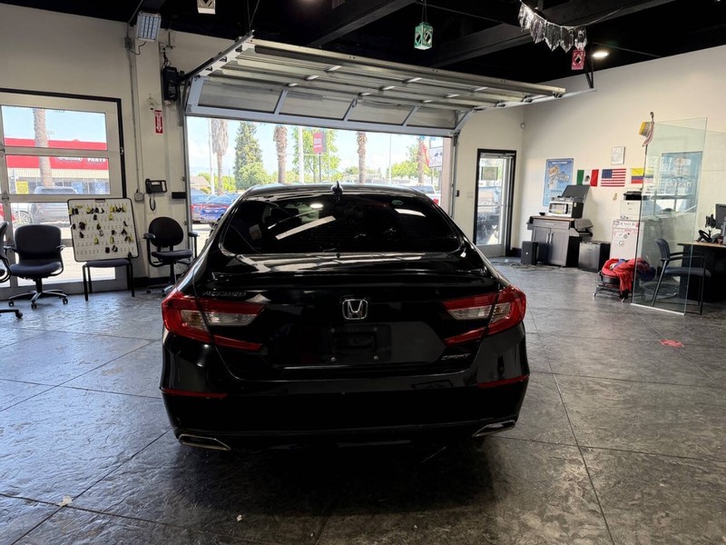 Honda Accord Sedan Vehicle Full-screen Gallery Image 31
