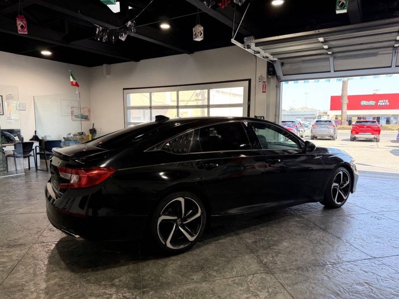 Honda Accord Sedan Vehicle Full-screen Gallery Image 32