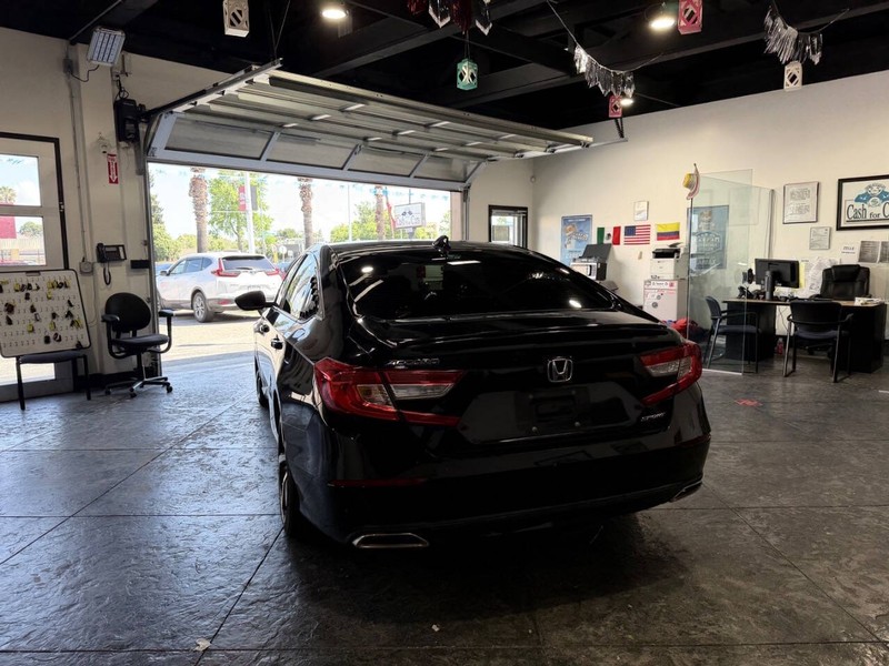 Honda Accord Sedan Vehicle Full-screen Gallery Image 34