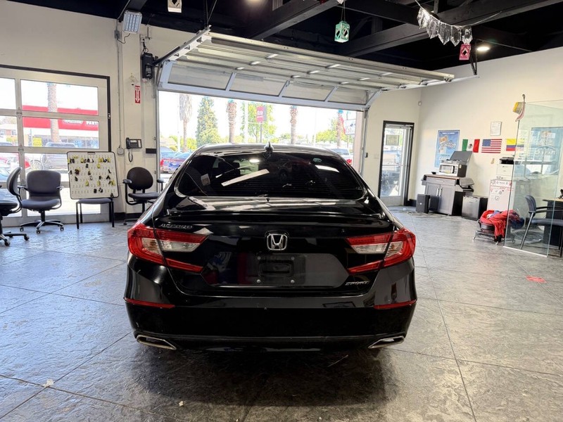 Honda Accord Sedan Vehicle Full-screen Gallery Image 35