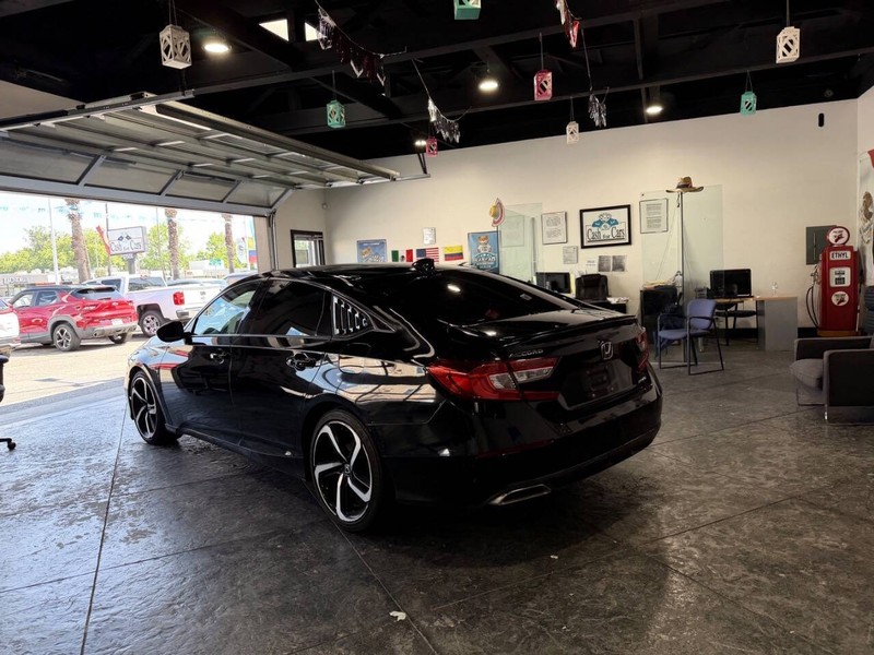 Honda Accord Sedan Vehicle Full-screen Gallery Image 38