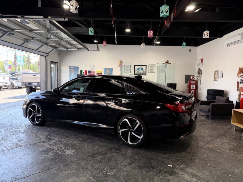 Honda Accord Sedan Vehicle Full-screen Gallery Image 40