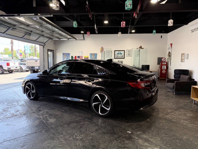 Honda Accord Sedan Vehicle Full-screen Gallery Image 41