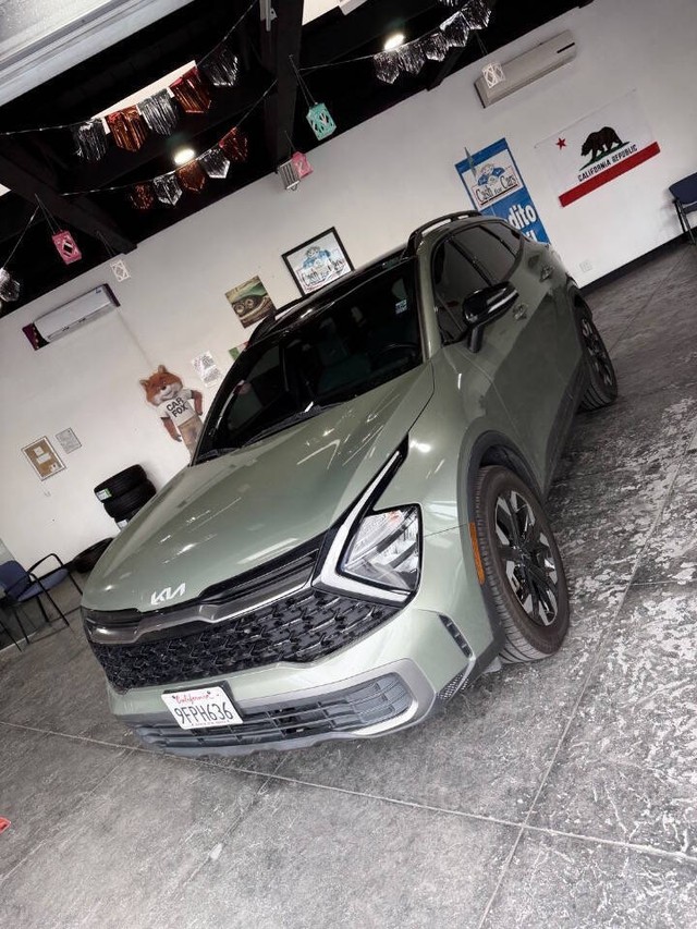 Kia Sportage Plug-In Hybrid Vehicle Full-screen Gallery Image 11
