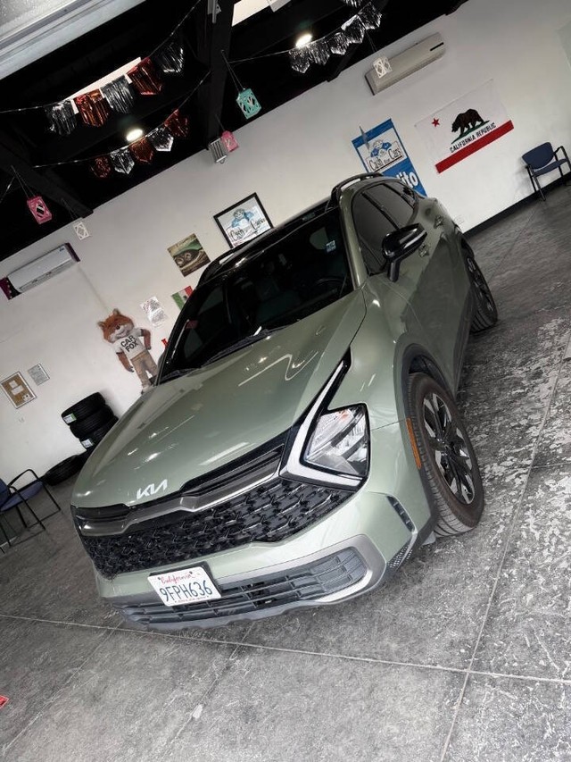 Kia Sportage Plug-In Hybrid Vehicle Full-screen Gallery Image 12