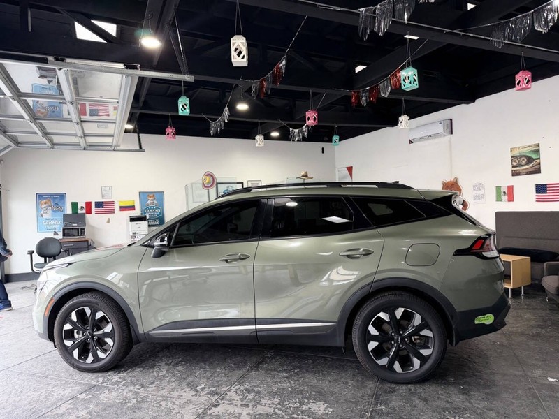 Kia Sportage Plug-In Hybrid Vehicle Full-screen Gallery Image 14