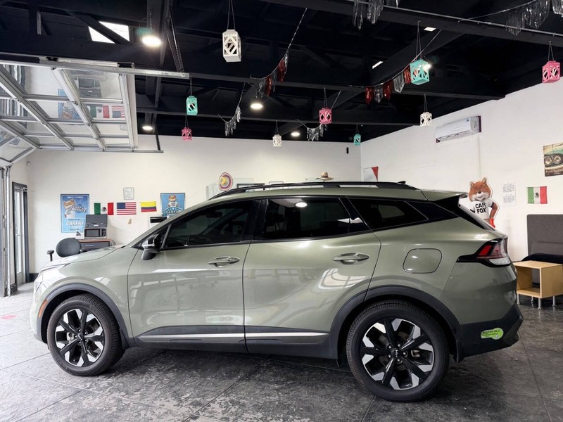 Kia Sportage Plug-In Hybrid Vehicle Full-screen Gallery Image 16