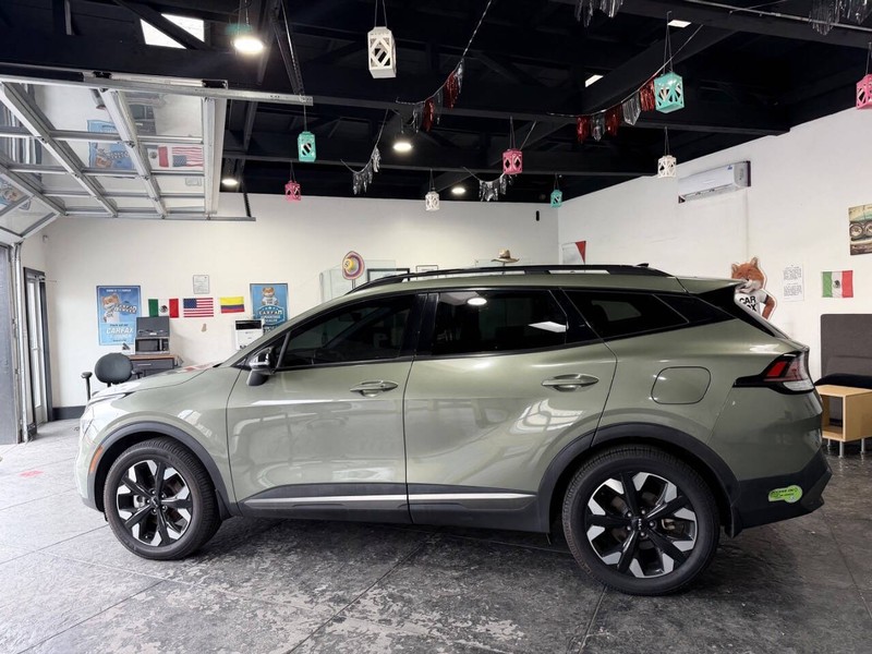 Kia Sportage Plug-In Hybrid Vehicle Full-screen Gallery Image 17