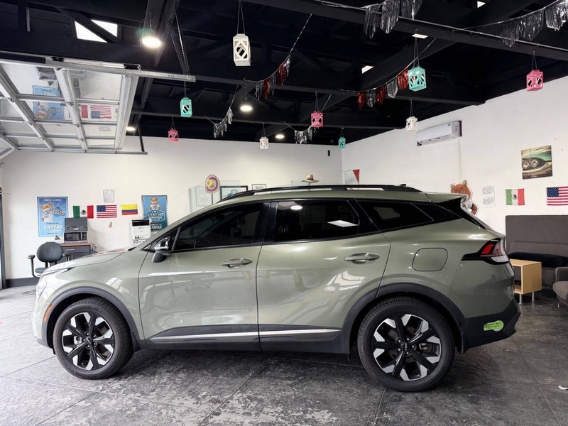 Kia Sportage Plug-In Hybrid Vehicle Full-screen Gallery Image 18