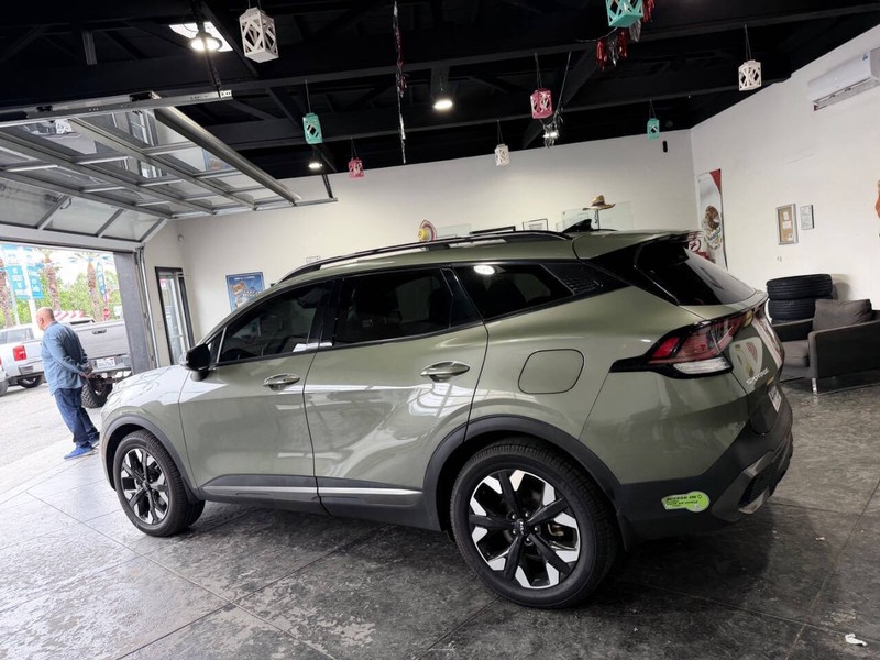 Kia Sportage Plug-In Hybrid Vehicle Full-screen Gallery Image 22