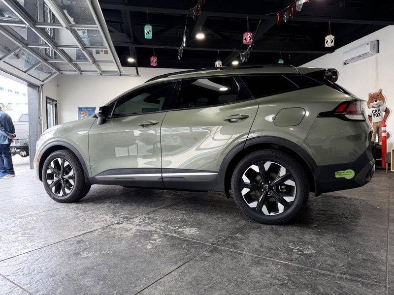 Kia Sportage Plug-In Hybrid Vehicle Full-screen Gallery Image 24