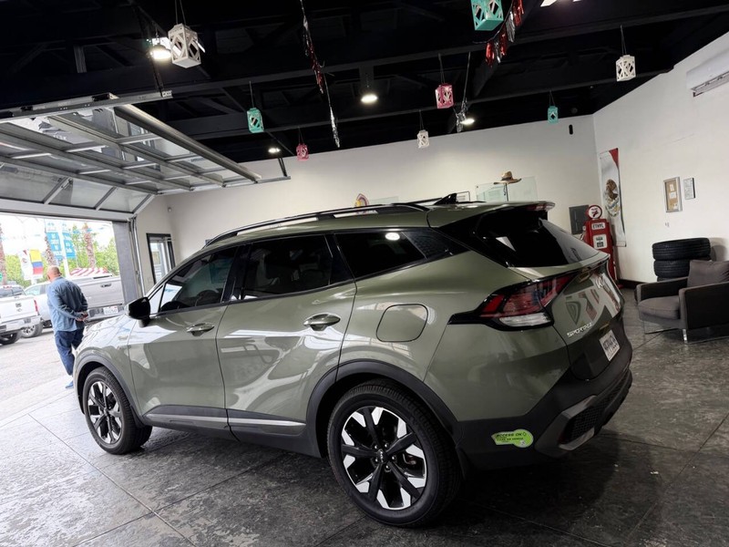 Kia Sportage Plug-In Hybrid Vehicle Full-screen Gallery Image 28