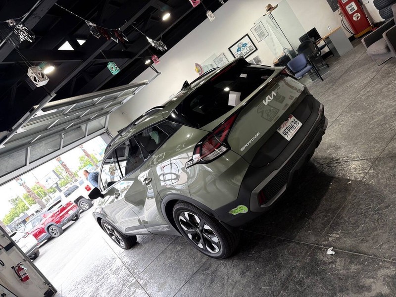 Kia Sportage Plug-In Hybrid Vehicle Full-screen Gallery Image 30