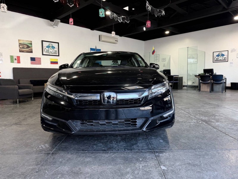 Honda Clarity Plug-In Hybrid Vehicle Full-screen Gallery Image 02