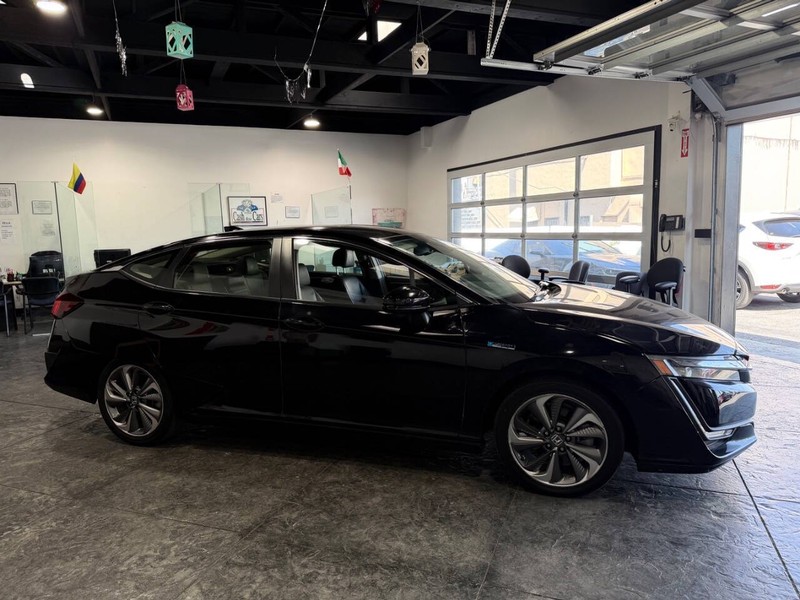 Honda Clarity Plug-In Hybrid Vehicle Full-screen Gallery Image 17