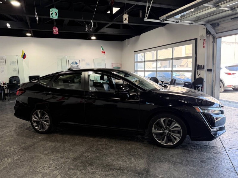 Honda Clarity Plug-In Hybrid Vehicle Full-screen Gallery Image 22