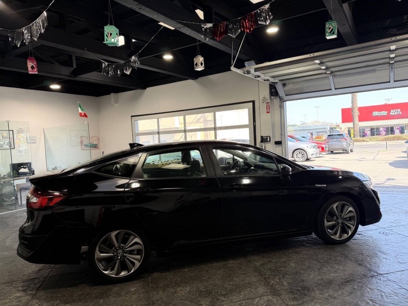Honda Clarity Plug-In Hybrid Vehicle Full-screen Gallery Image 23