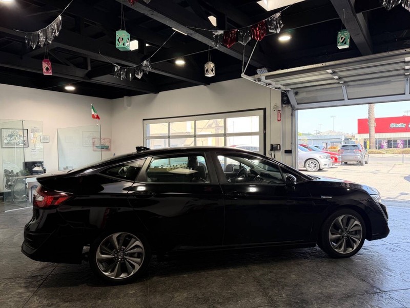 Honda Clarity Plug-In Hybrid Vehicle Full-screen Gallery Image 24