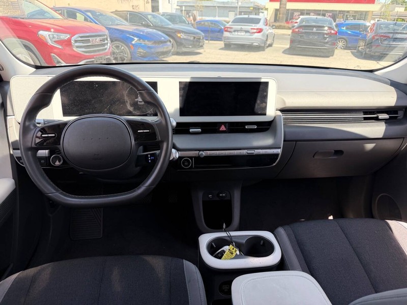 Hyundai Ioniq 5 Vehicle Full-screen Gallery Image 12