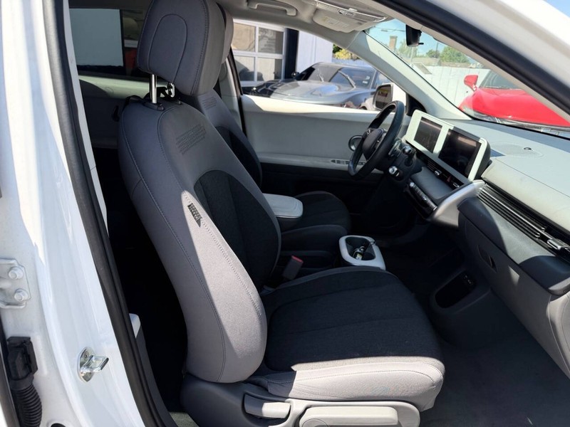 Hyundai Ioniq 5 Vehicle Full-screen Gallery Image 15