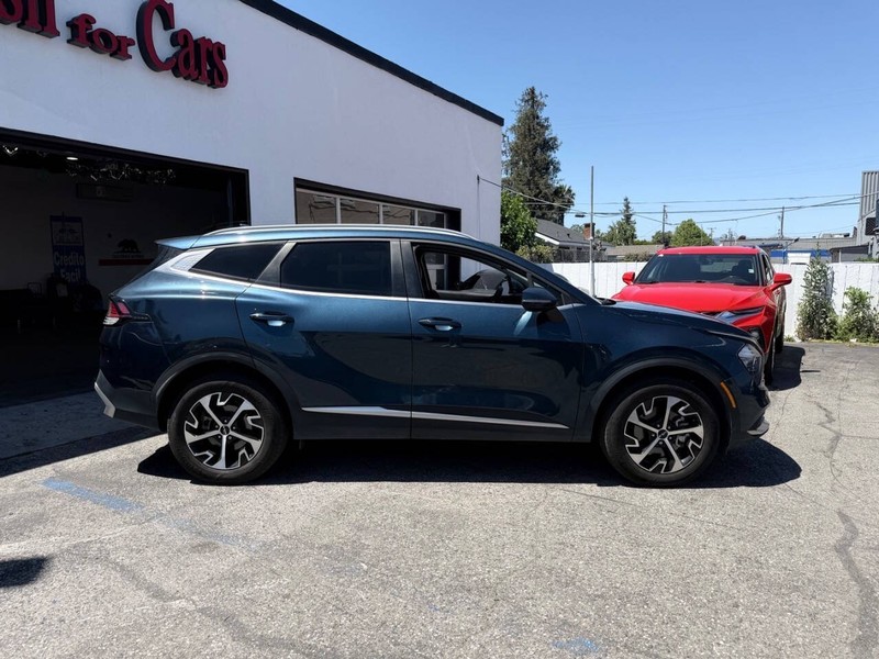 Kia Sportage Hybrid Vehicle Full-screen Gallery Image 03