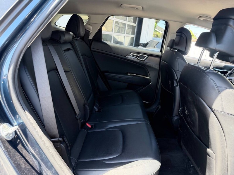 Kia Sportage Hybrid Vehicle Full-screen Gallery Image 13