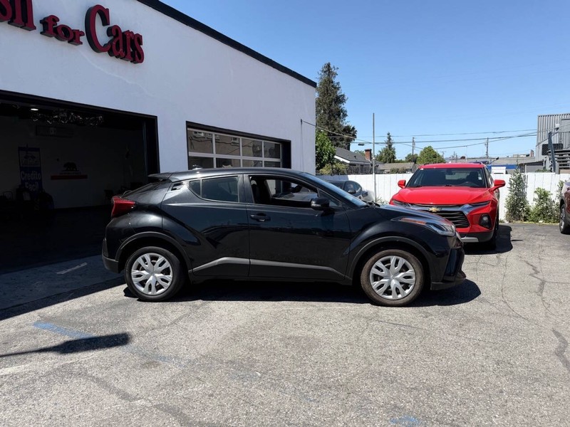 Toyota C-HR Vehicle Full-screen Gallery Image 03