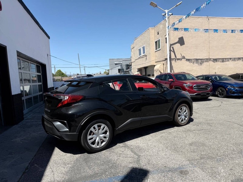 Toyota C-HR Vehicle Full-screen Gallery Image 04