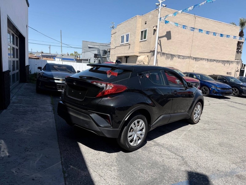 Toyota C-HR Vehicle Full-screen Gallery Image 05