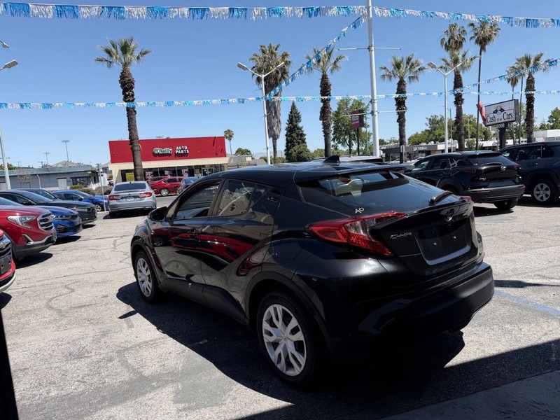 Toyota C-HR Vehicle Full-screen Gallery Image 07