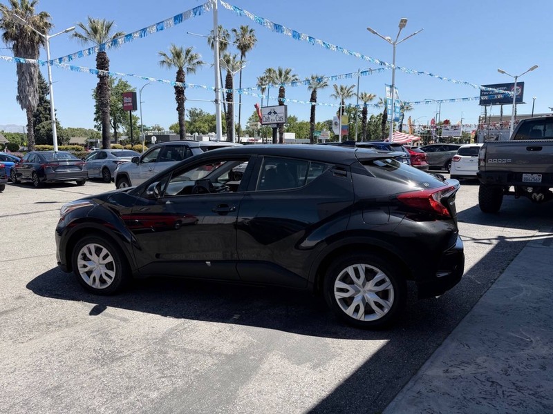 Toyota C-HR Vehicle Full-screen Gallery Image 08