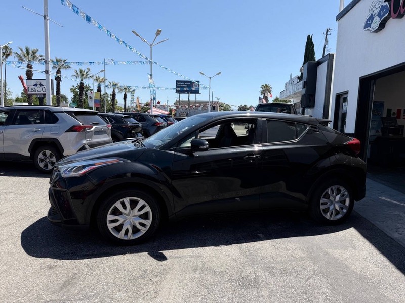 Toyota C-HR Vehicle Full-screen Gallery Image 09
