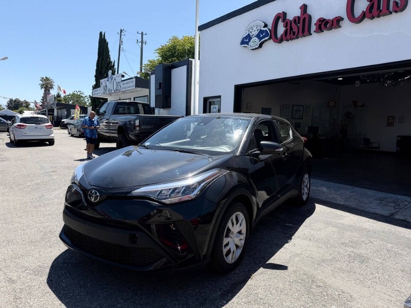 Toyota C-HR Vehicle Full-screen Gallery Image 10