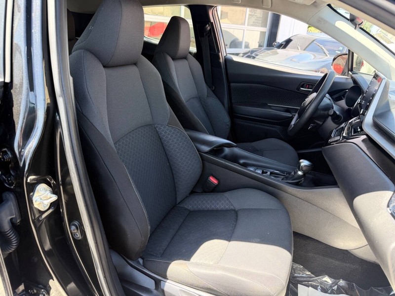 Toyota C-HR Vehicle Full-screen Gallery Image 11