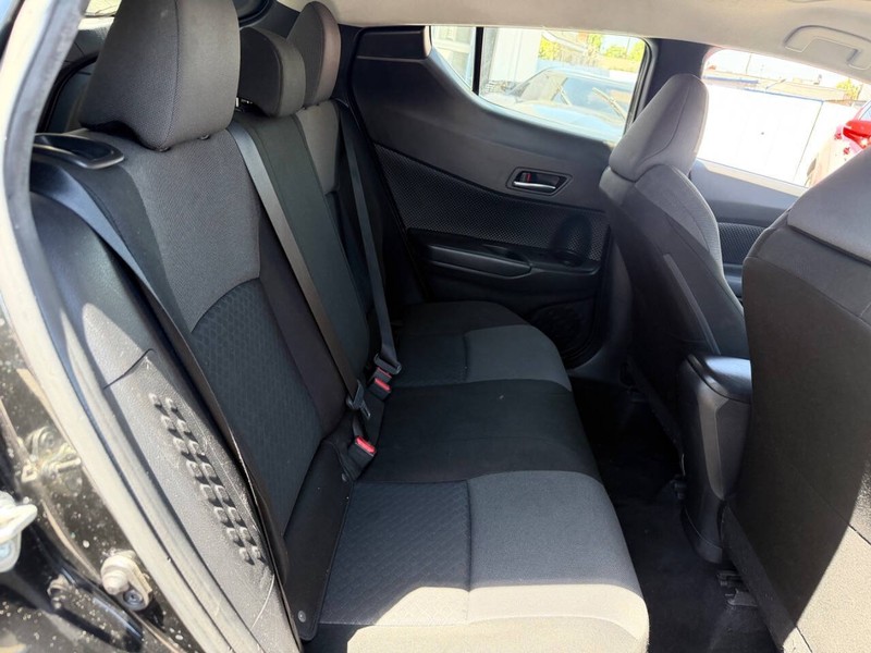 Toyota C-HR Vehicle Full-screen Gallery Image 12