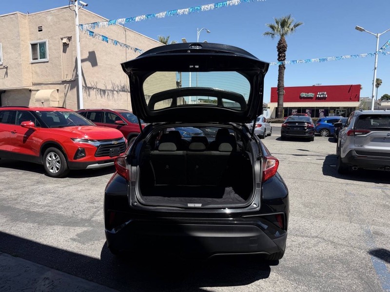 Toyota C-HR Vehicle Full-screen Gallery Image 13