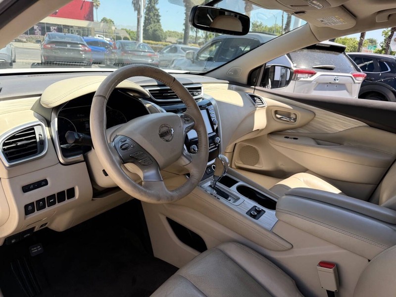 Nissan Murano Vehicle Full-screen Gallery Image 12
