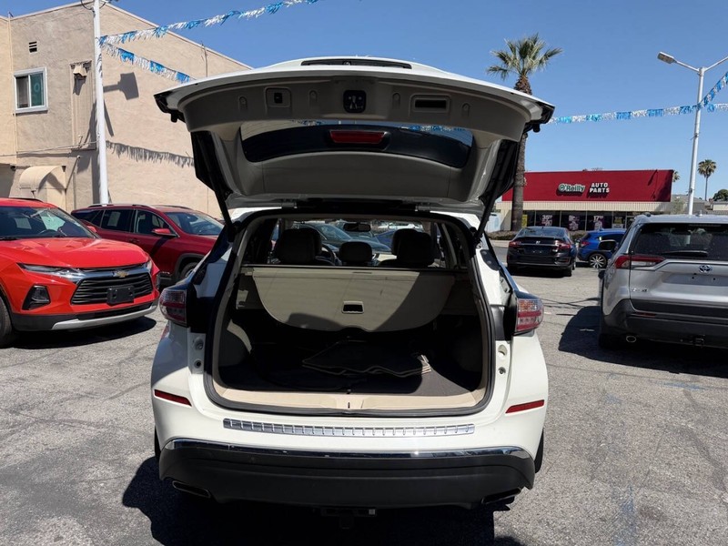 Nissan Murano Vehicle Full-screen Gallery Image 14