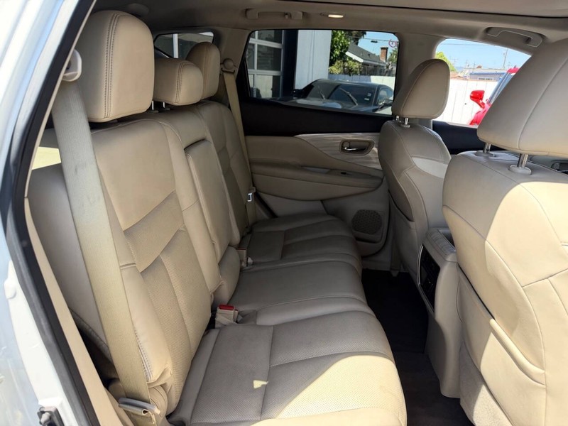 Nissan Murano Vehicle Full-screen Gallery Image 15