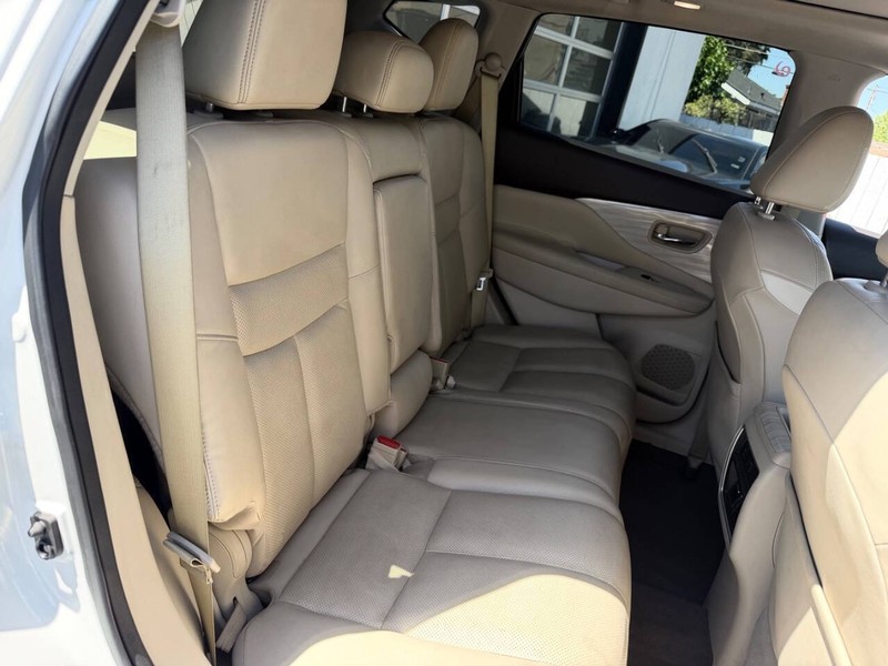 Nissan Murano Vehicle Full-screen Gallery Image 16