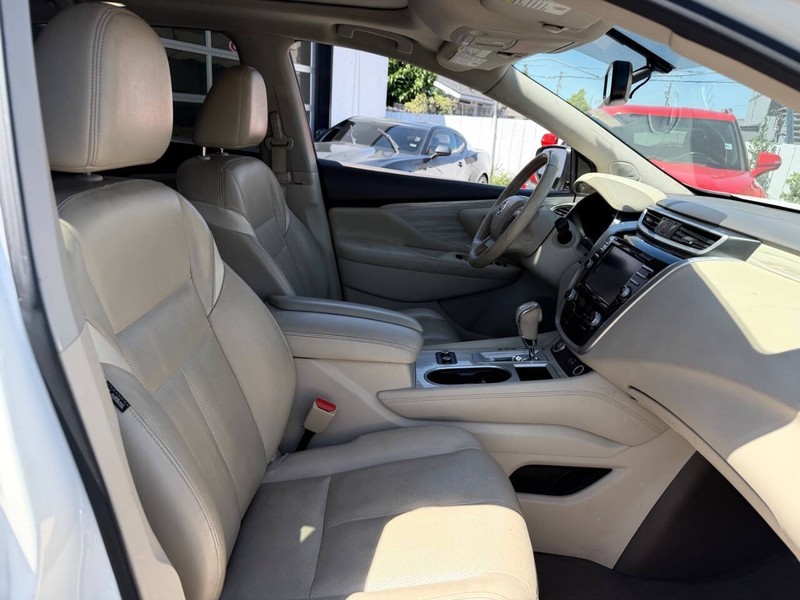Nissan Murano Vehicle Full-screen Gallery Image 17