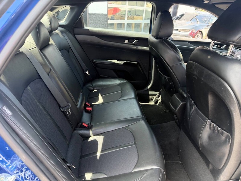 Kia K5 Vehicle Full-screen Gallery Image 12