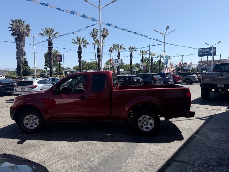 Nissan Frontier Vehicle Full-screen Gallery Image 09