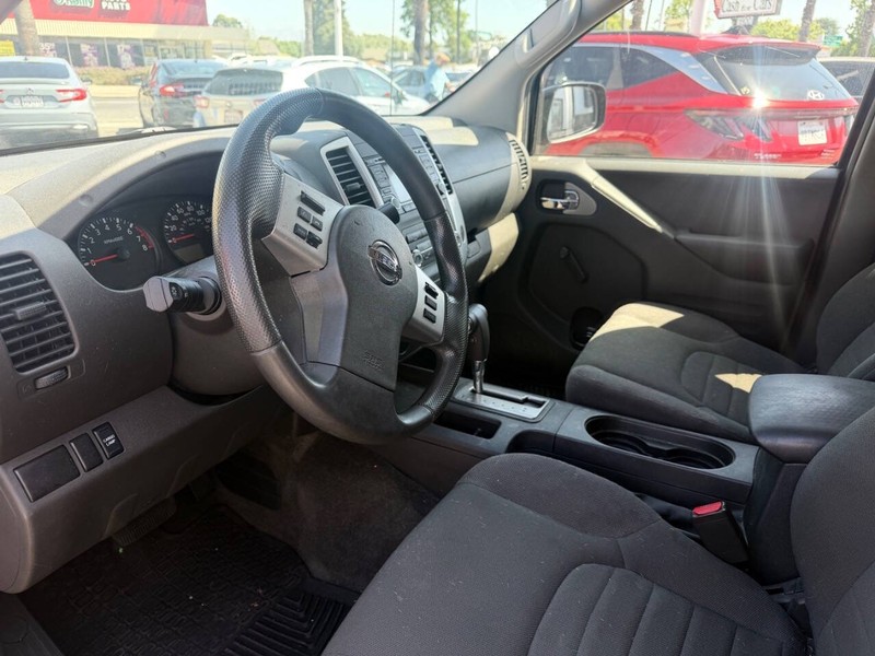 Nissan Frontier Vehicle Full-screen Gallery Image 11