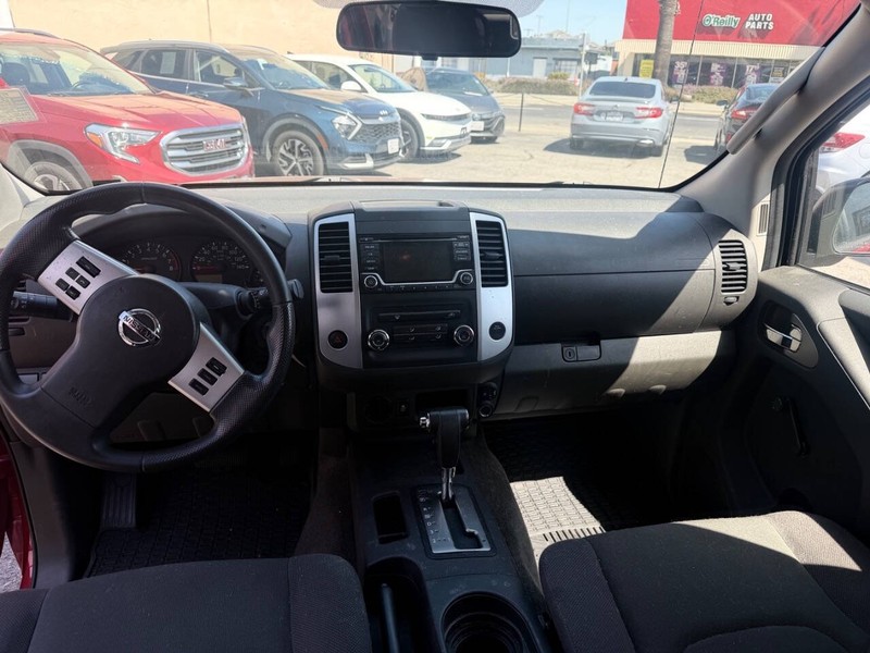 Nissan Frontier Vehicle Full-screen Gallery Image 12