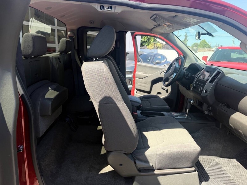 Nissan Frontier Vehicle Full-screen Gallery Image 14