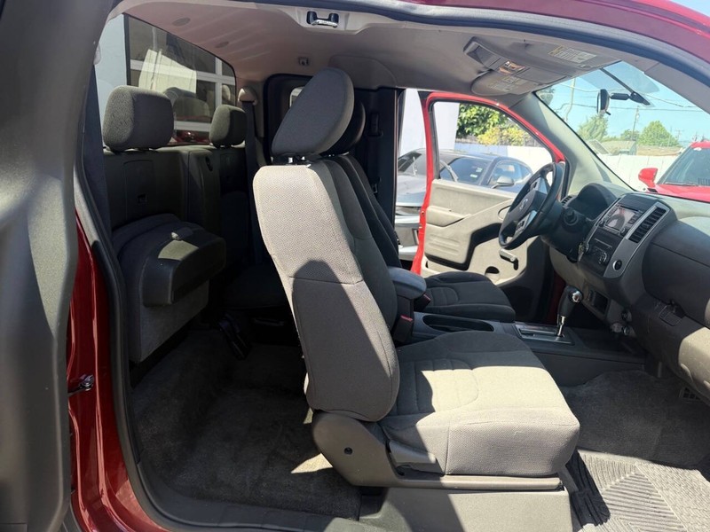 Nissan Frontier Vehicle Full-screen Gallery Image 15