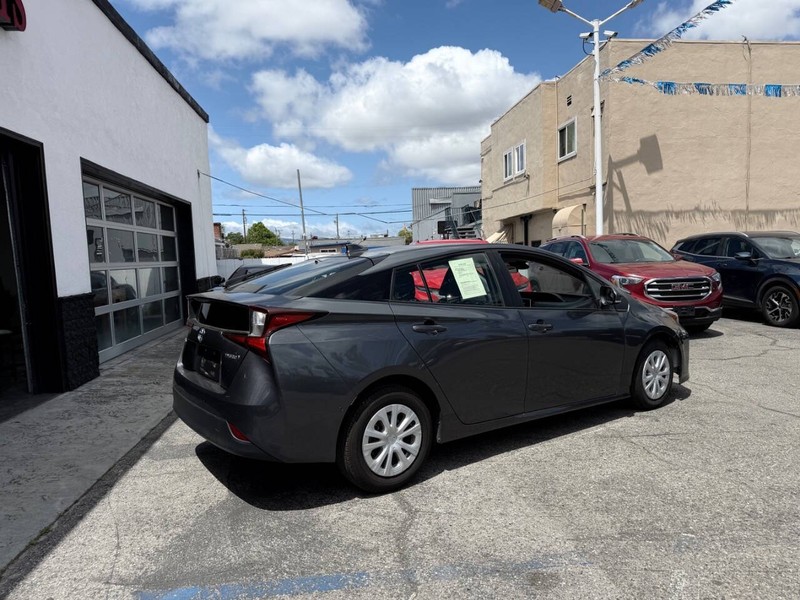 Toyota Prius Vehicle Full-screen Gallery Image 05